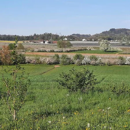 Laendlicher Oeko-flair Im Strohhaus